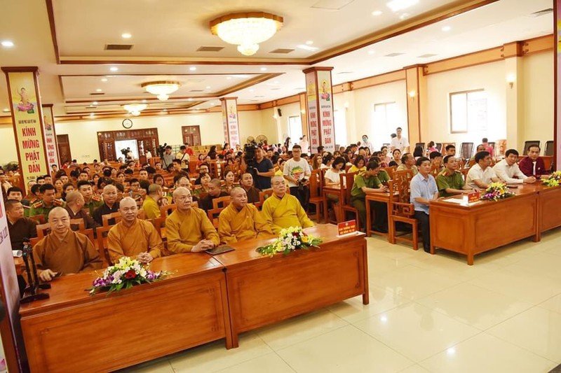 tang ni, phat tu hao hung tham gia "hien mau cuu nguoi - hanh bo tat dao"  hinh 1