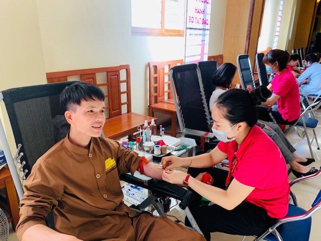 tang ni, phat tu hao hung tham gia "hien mau cuu nguoi - hanh bo tat dao"  hinh 7