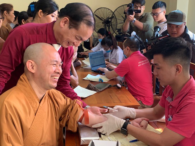tang ni, phat tu hao hung tham gia "hien mau cuu nguoi - hanh bo tat dao"  hinh 5