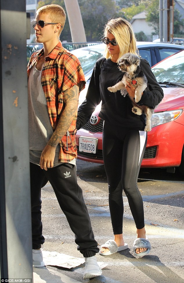 sofia richie, tinh cu justin bieber goi cam voi dam om sat hinh 8