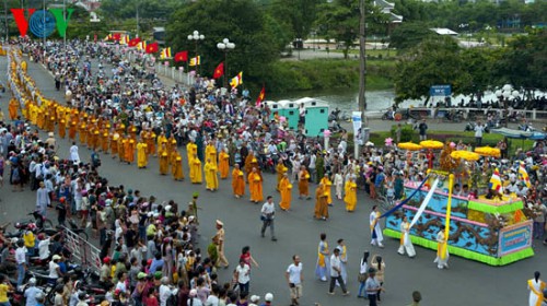dung ngay tat ca cac hoat dong ton giao tap trung dong nguoi  hinh 1