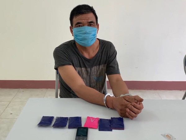 bat doi tuong mua ban trai phep 1.200 vien ma tuy tong hop hinh 1