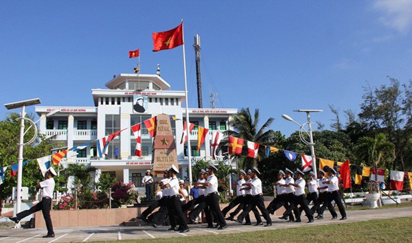 trong hoan canh nao, nguoi linh truong sa luon chac tay sung hinh 1