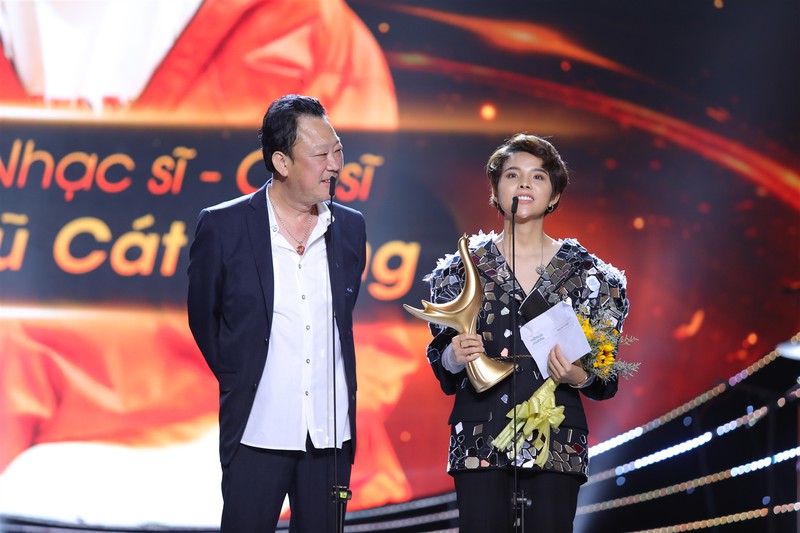 ha anh tuan gianh cu dup, dong nhi bat khoc nhan giai cong hien 2019 hinh 4