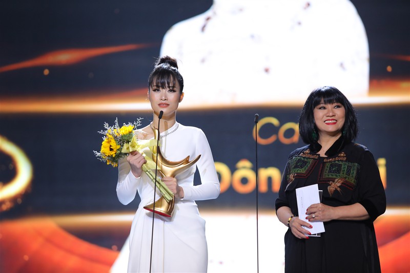 ha anh tuan gianh cu dup, dong nhi bat khoc nhan giai cong hien 2019 hinh 3