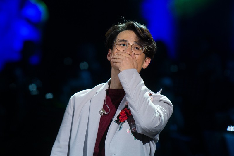 ha anh tuan gianh cu dup, dong nhi bat khoc nhan giai cong hien 2019 hinh 2