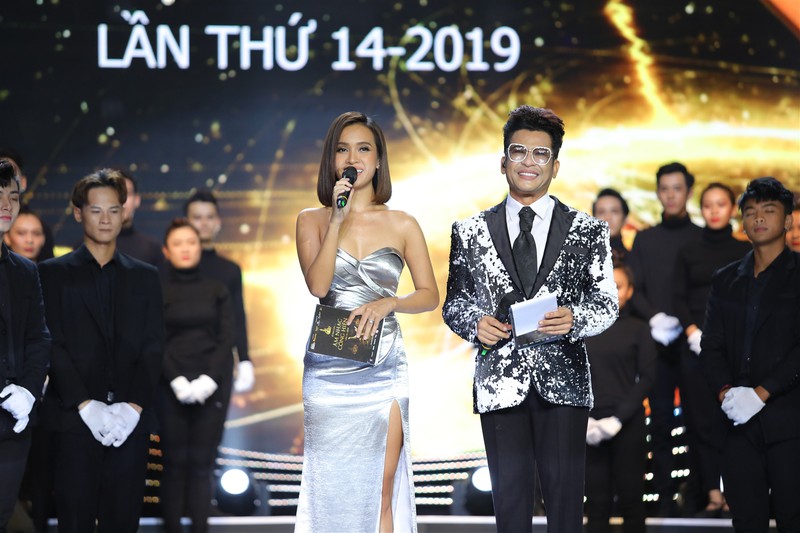 ha anh tuan gianh cu dup, dong nhi bat khoc nhan giai cong hien 2019 hinh 1