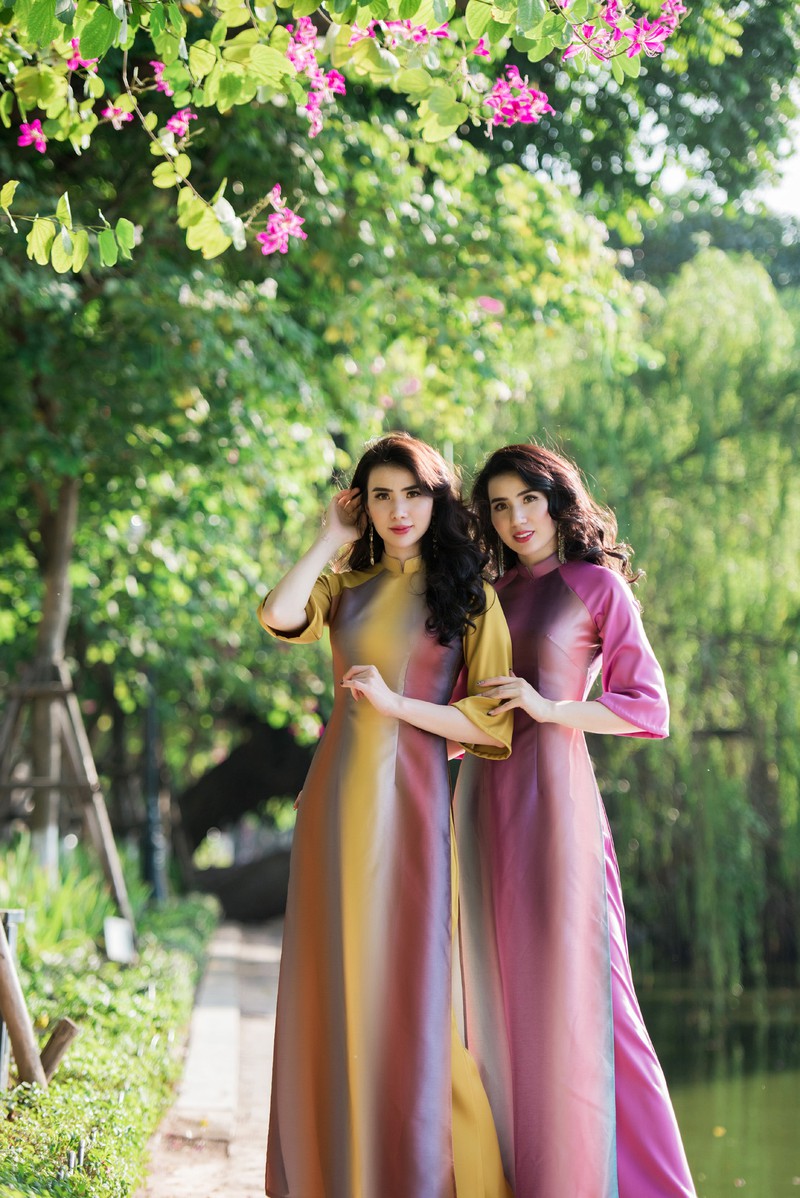cap chi em song sinh thu huyen - huyen thu tai xuat voi ao dai xuan hinh 12