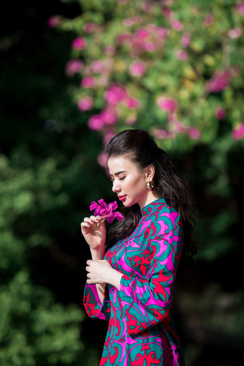cap chi em song sinh thu huyen - huyen thu tai xuat voi ao dai xuan hinh 9
