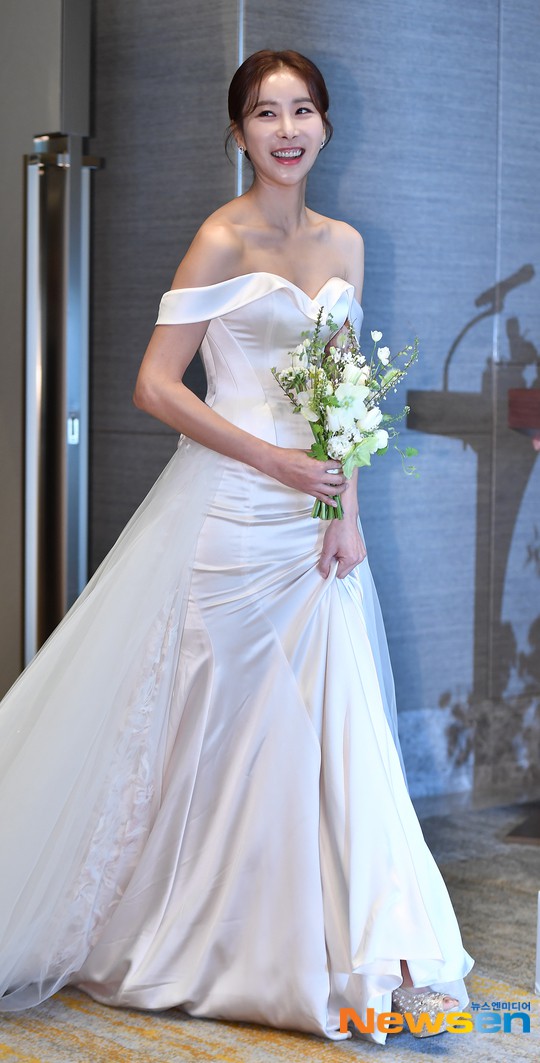 chuyen showbiz: khanh thi xinh dep voi ao dai, e ap ben chong tre hinh 6