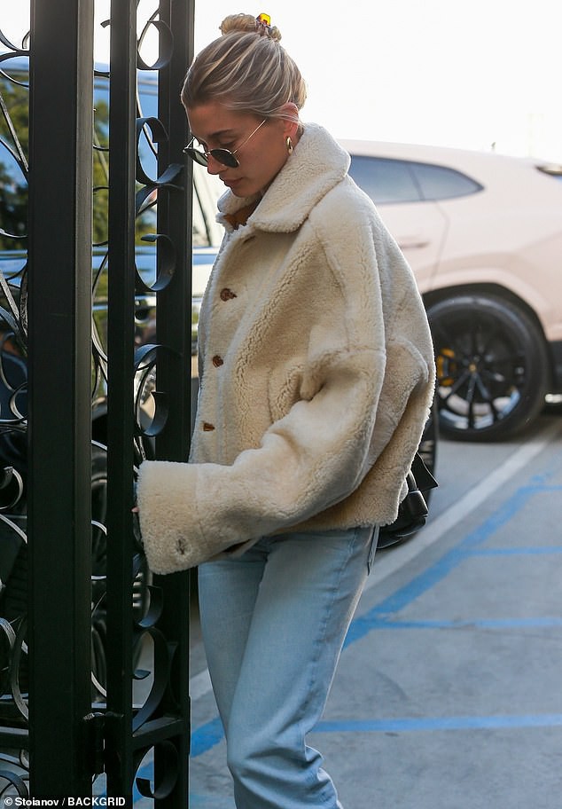 vo justin bieber mac do xue xoa, met moi di lam toc dip dau nam hinh 2