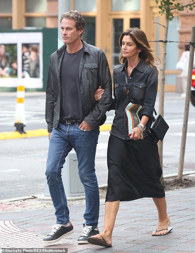 con gai cindy crawford buon ba ra pho sau khi bi bo me cam can yeu hinh 6