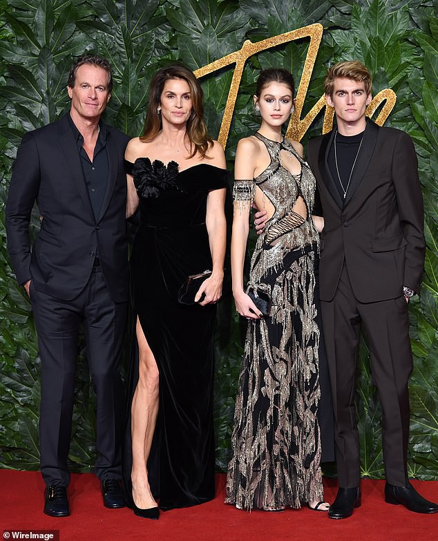 con gai cindy crawford buon ba ra pho sau khi bi bo me cam can yeu hinh 7