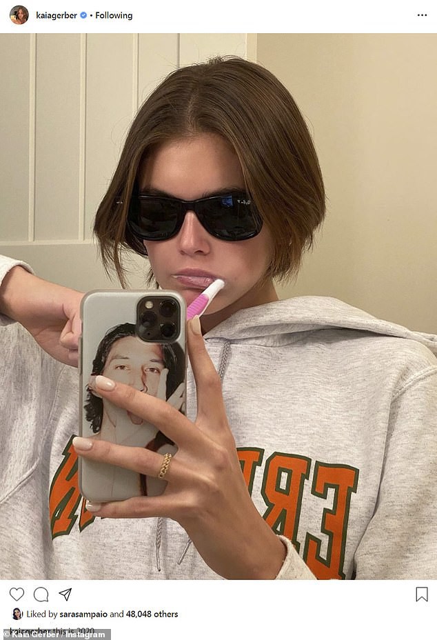 con gai cindy crawford buon ba ra pho sau khi bi bo me cam can yeu hinh 8
