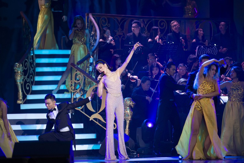 le quyen lien tuc nghen ngao, bat khoc tren san khau q show 2 o ha noi hinh 6