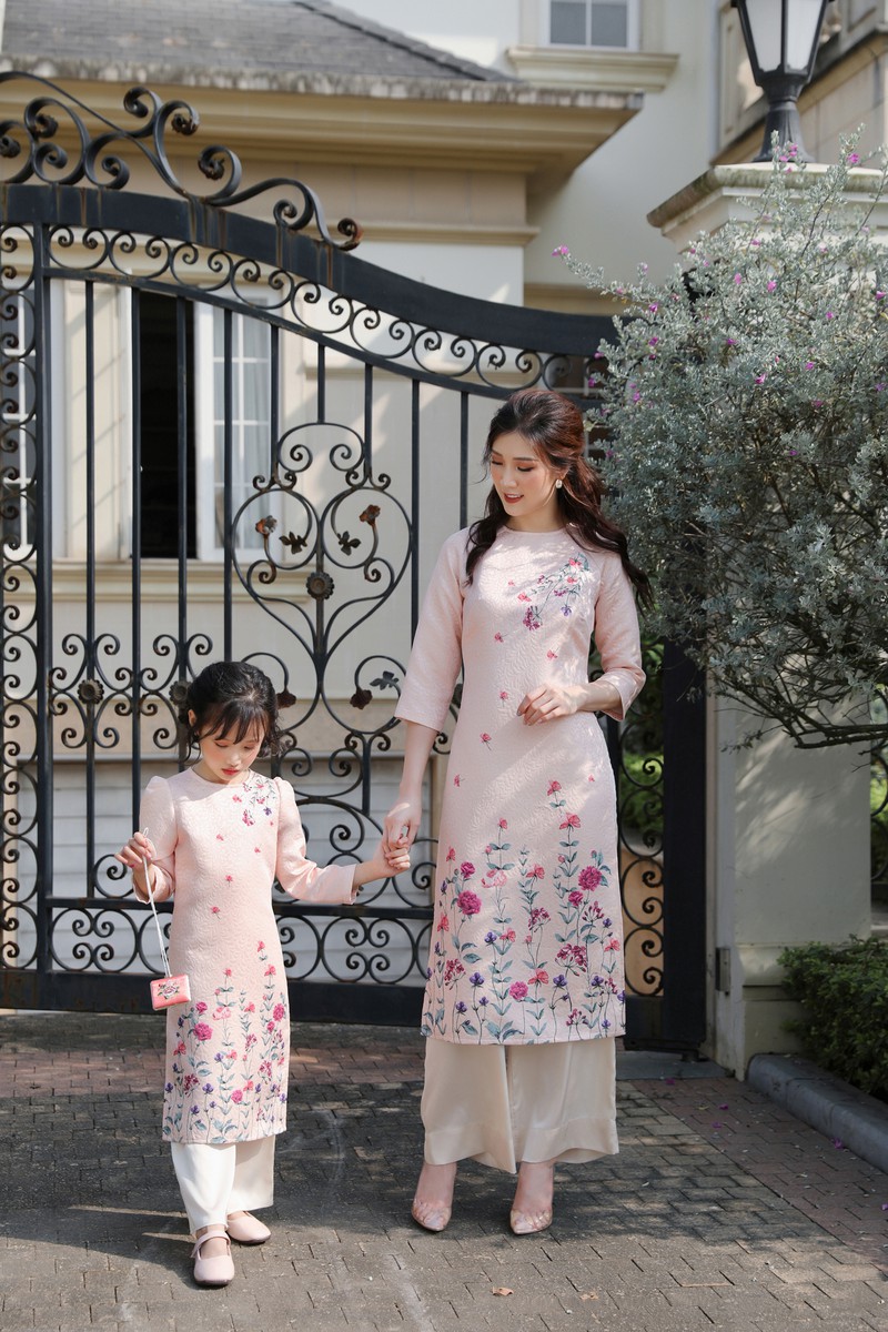 hoa hau phi thuy linh dien ao dai tet voi hoa tiet hoa xuan tre trung hinh 10