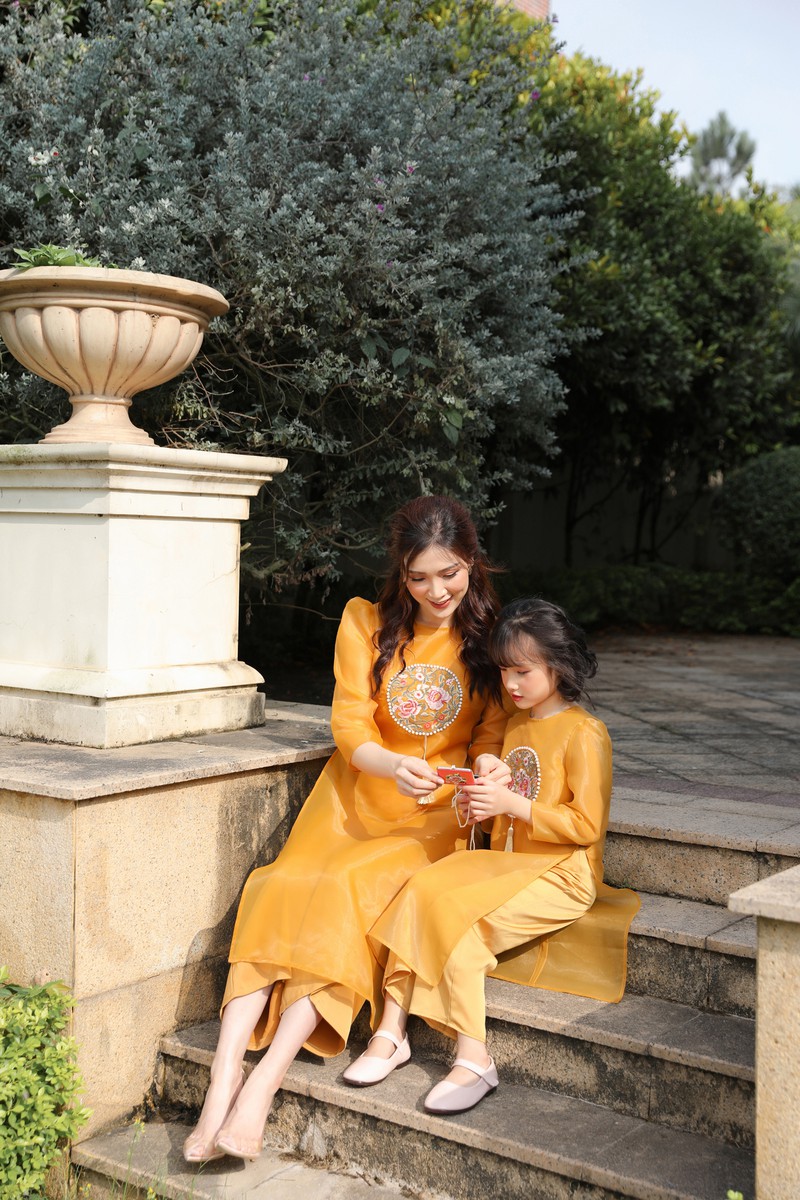 hoa hau phi thuy linh dien ao dai tet voi hoa tiet hoa xuan tre trung hinh 12