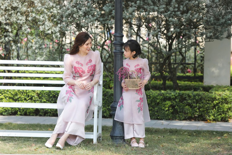 hoa hau phi thuy linh dien ao dai tet voi hoa tiet hoa xuan tre trung hinh 1