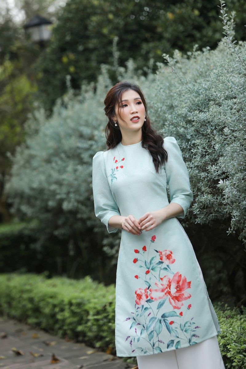 hoa hau phi thuy linh dien ao dai tet voi hoa tiet hoa xuan tre trung hinh 3