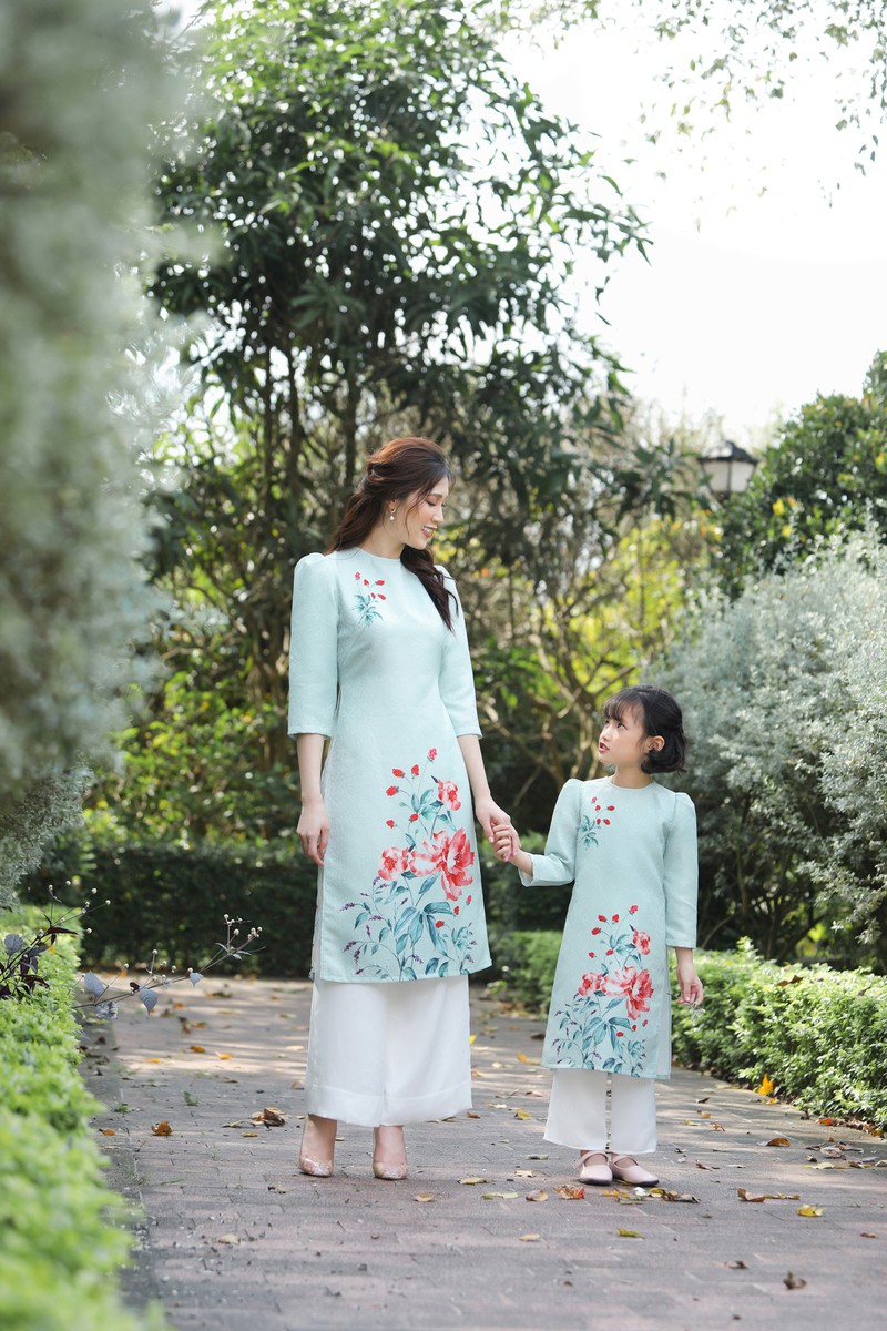 hoa hau phi thuy linh dien ao dai tet voi hoa tiet hoa xuan tre trung hinh 4