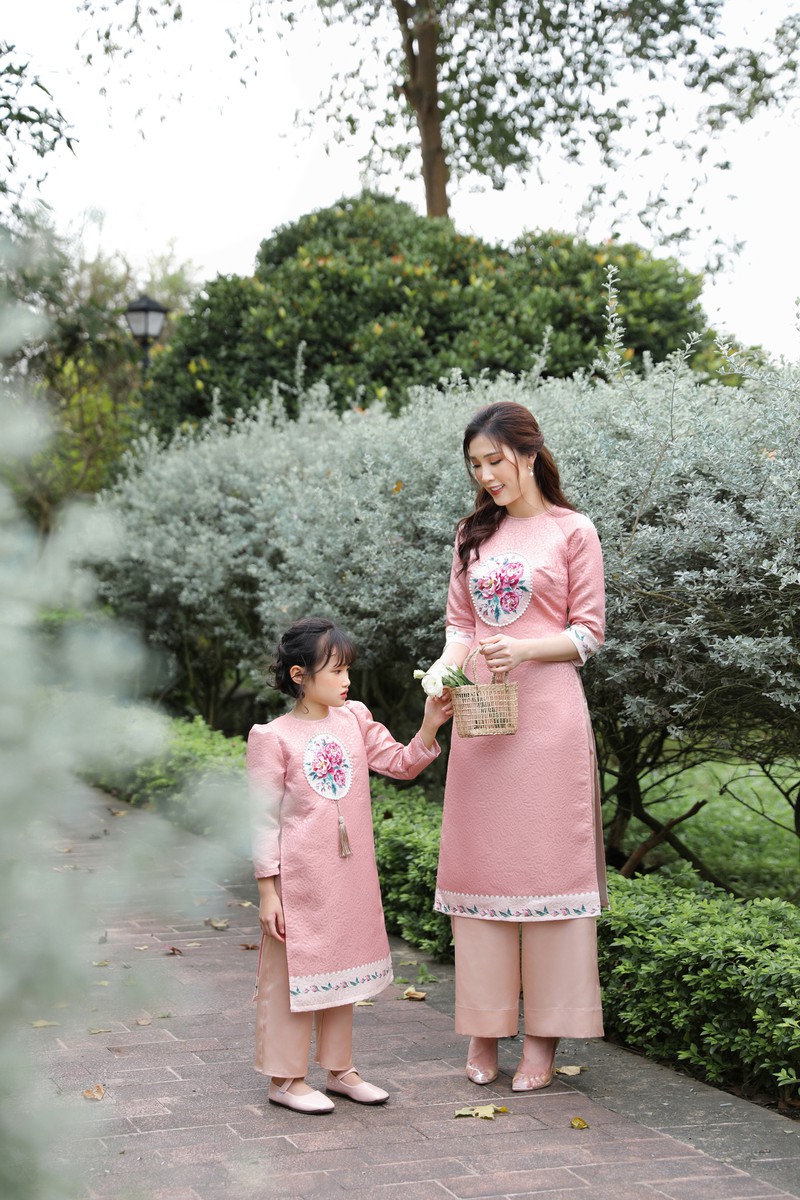 hoa hau phi thuy linh dien ao dai tet voi hoa tiet hoa xuan tre trung hinh 6
