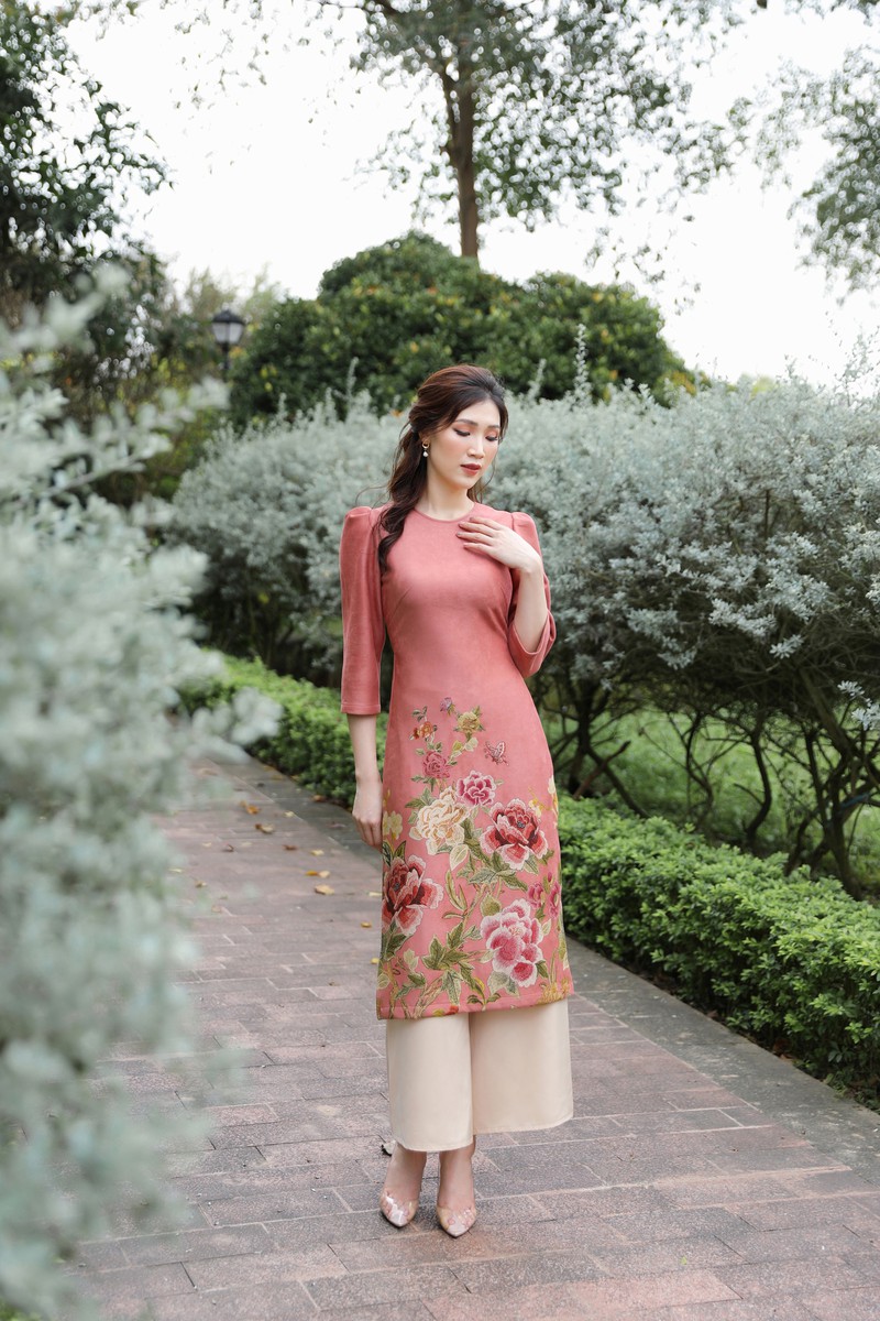 hoa hau phi thuy linh dien ao dai tet voi hoa tiet hoa xuan tre trung hinh 7