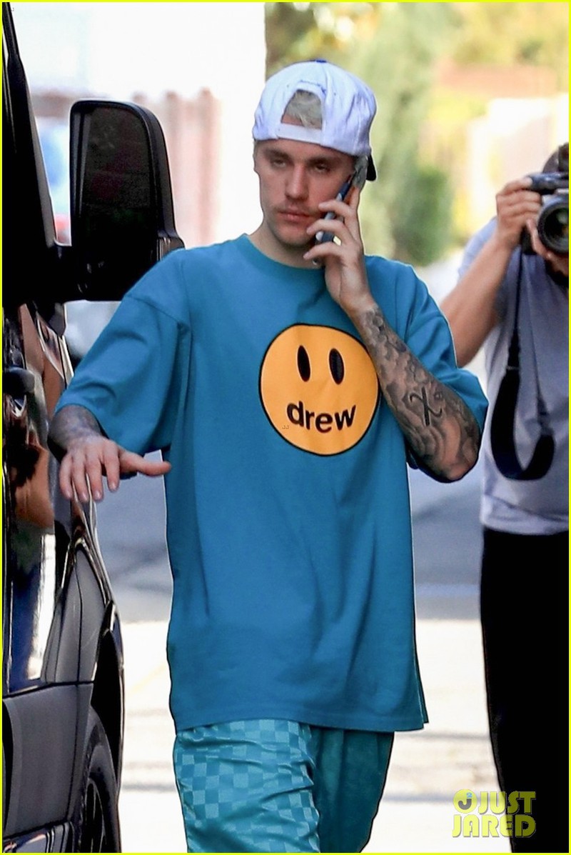 justin bieber cang thang ra pho cung vo sau khi thua nhan mac benh lyme hinh 1