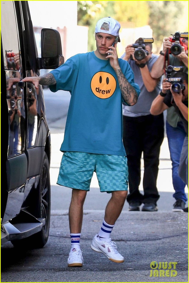 justin bieber cang thang ra pho cung vo sau khi thua nhan mac benh lyme hinh 2