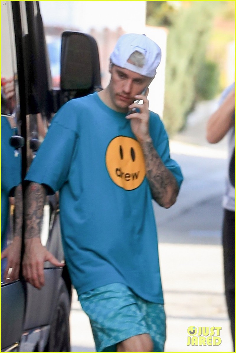 justin bieber cang thang ra pho cung vo sau khi thua nhan mac benh lyme hinh 3