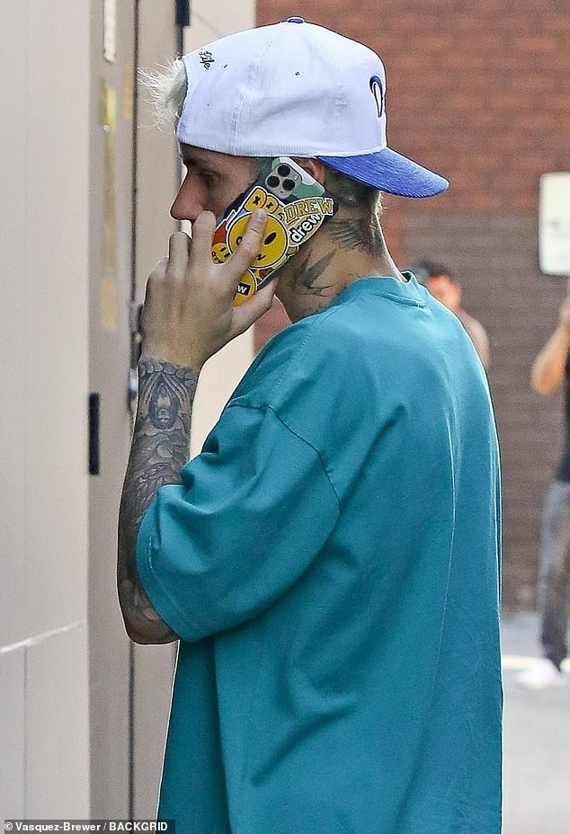 justin bieber cang thang ra pho cung vo sau khi thua nhan mac benh lyme hinh 4