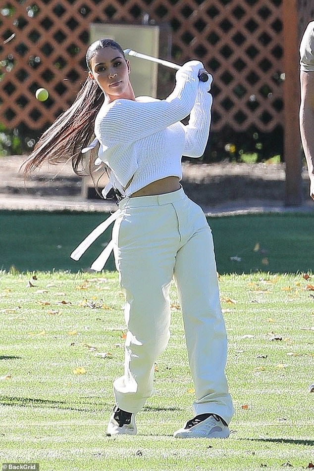kim kardashian xinh dep di choi golf cung em gai trong ngay nang dep hinh 1