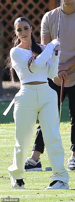 kim kardashian xinh dep di choi golf cung em gai trong ngay nang dep hinh 2