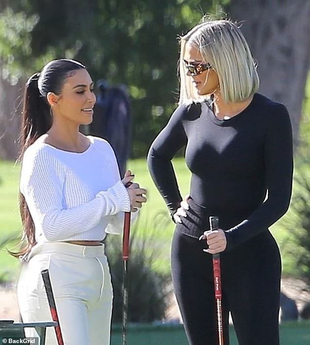 kim kardashian xinh dep di choi golf cung em gai trong ngay nang dep hinh 4
