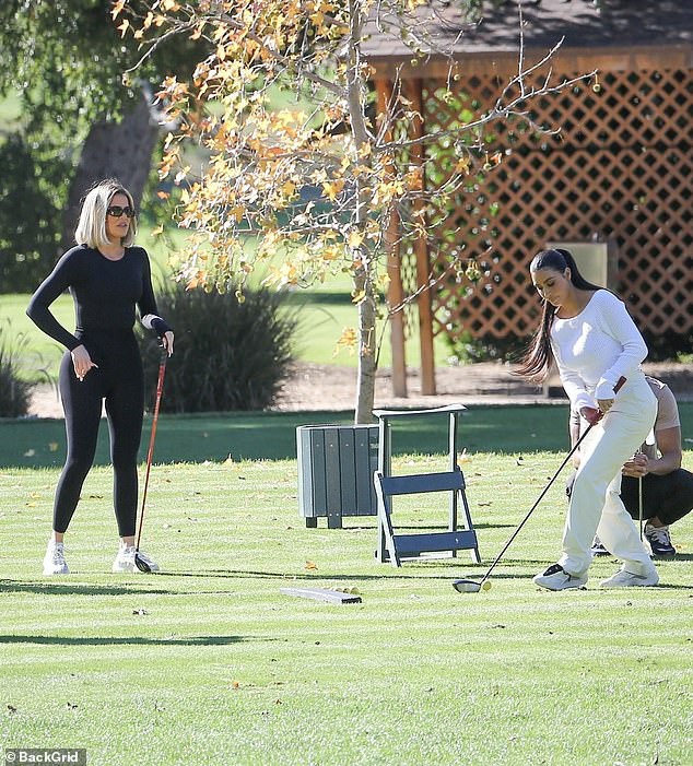 kim kardashian xinh dep di choi golf cung em gai trong ngay nang dep hinh 5