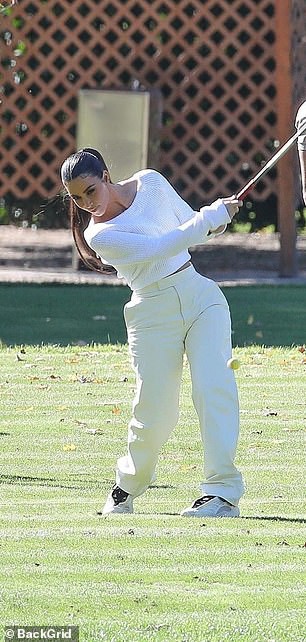 kim kardashian xinh dep di choi golf cung em gai trong ngay nang dep hinh 6