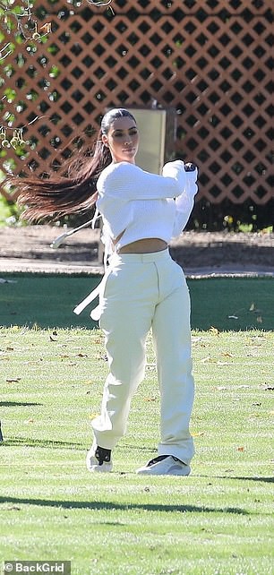kim kardashian xinh dep di choi golf cung em gai trong ngay nang dep hinh 7