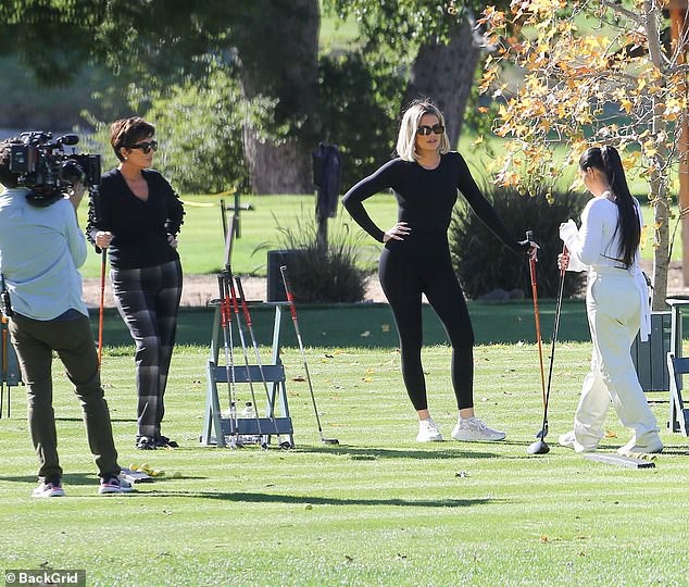 kim kardashian xinh dep di choi golf cung em gai trong ngay nang dep hinh 8