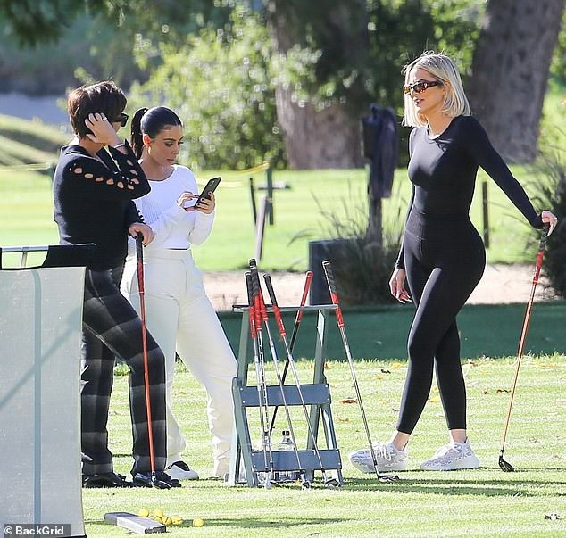 kim kardashian xinh dep di choi golf cung em gai trong ngay nang dep hinh 9