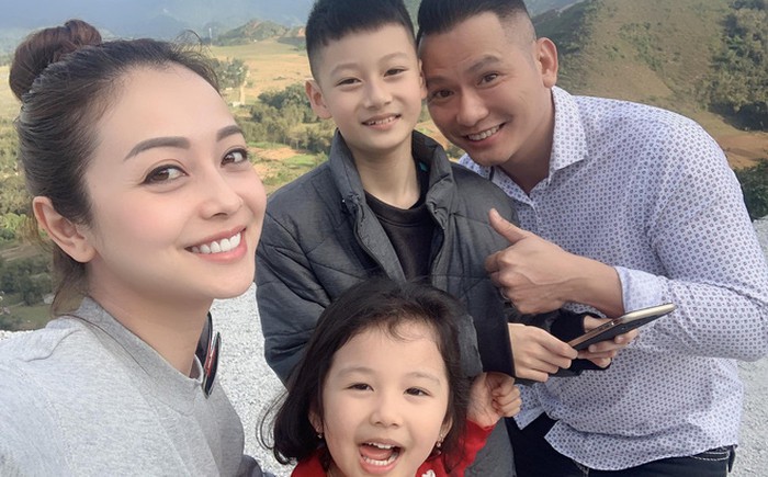chuyen showbiz: vo chong dong nhi hen ho lang man sau on ao co tin vui hinh 8