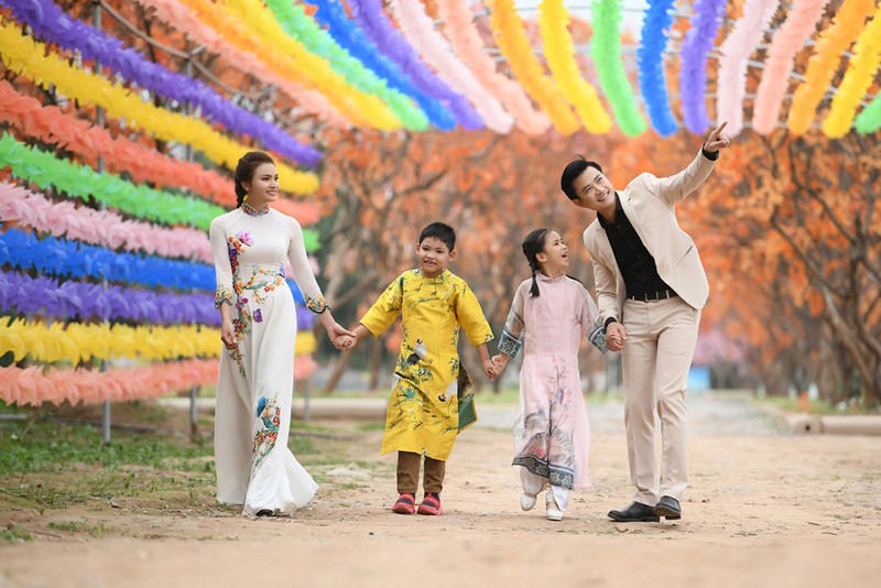 pham phuong thao mo tet gia dinh dam am qua mv "em ra pho ngay xuan" hinh 2