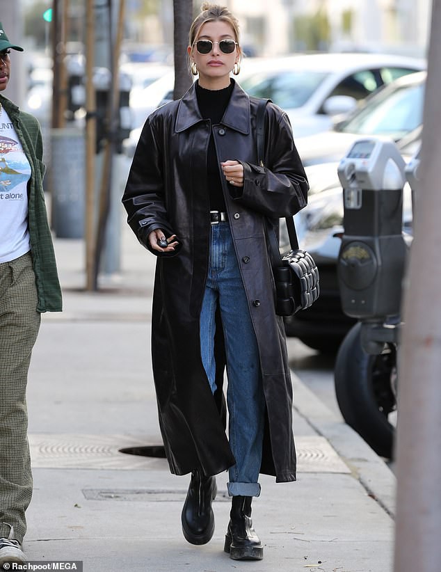 hailey baldwin rang ro di an trua voi ban giua luc chong dieu tri benh hinh 1