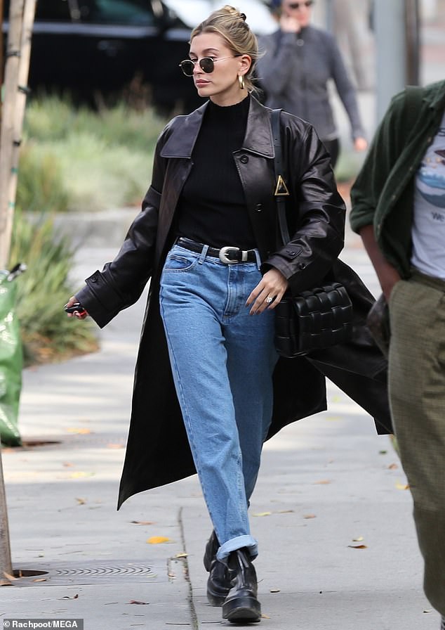hailey baldwin rang ro di an trua voi ban giua luc chong dieu tri benh hinh 3
