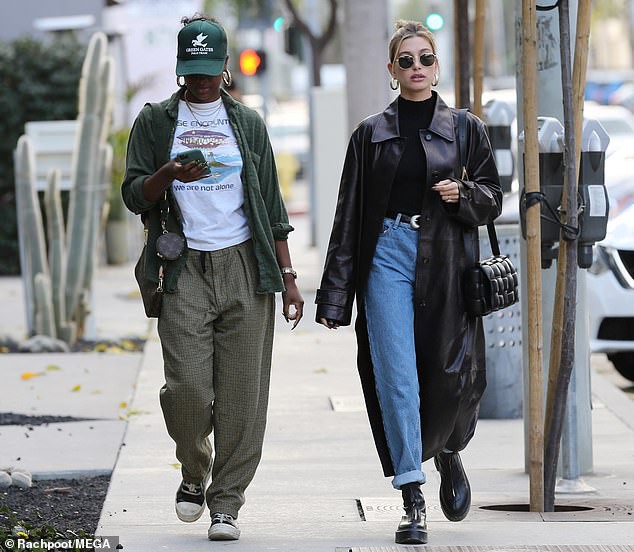 hailey baldwin rang ro di an trua voi ban giua luc chong dieu tri benh hinh 4