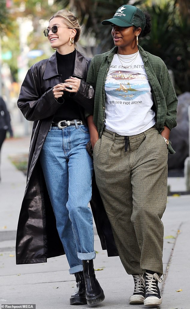 hailey baldwin rang ro di an trua voi ban giua luc chong dieu tri benh hinh 5