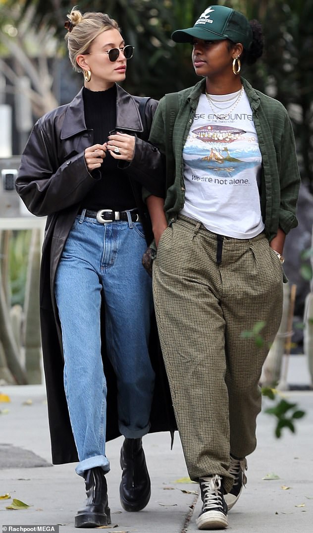 hailey baldwin rang ro di an trua voi ban giua luc chong dieu tri benh hinh 6