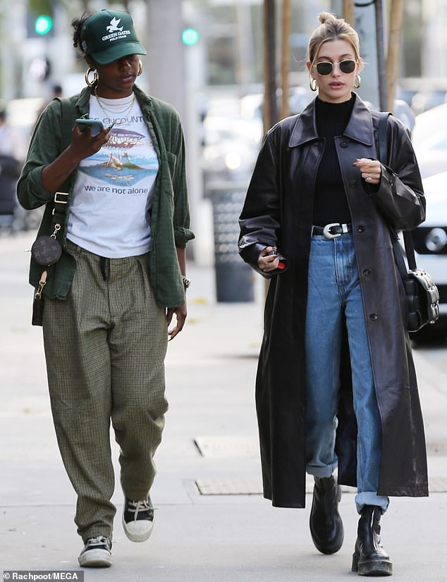 hailey baldwin rang ro di an trua voi ban giua luc chong dieu tri benh hinh 8