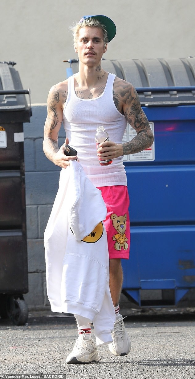 justin bieber coi ao, khoe loat hinh xam lon ra pho sau buoi tap nhay hinh 1