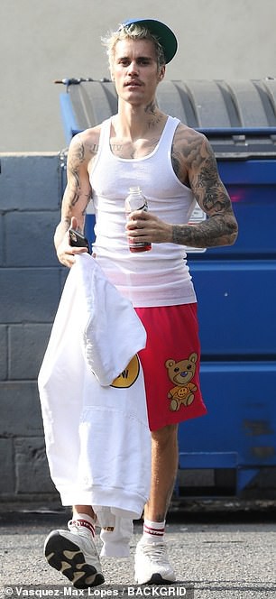 justin bieber coi ao, khoe loat hinh xam lon ra pho sau buoi tap nhay hinh 2