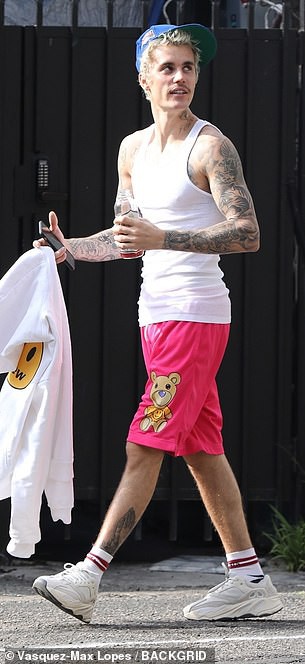 justin bieber coi ao, khoe loat hinh xam lon ra pho sau buoi tap nhay hinh 3