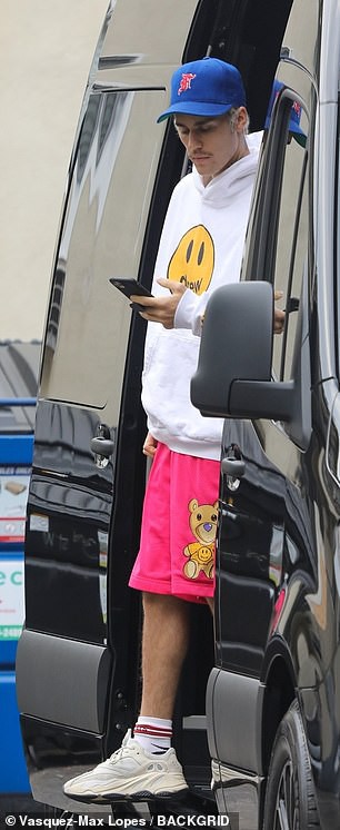 justin bieber coi ao, khoe loat hinh xam lon ra pho sau buoi tap nhay hinh 6